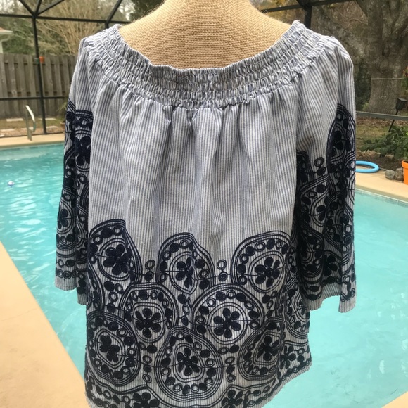 Size large blue top - Picture 3 of 4